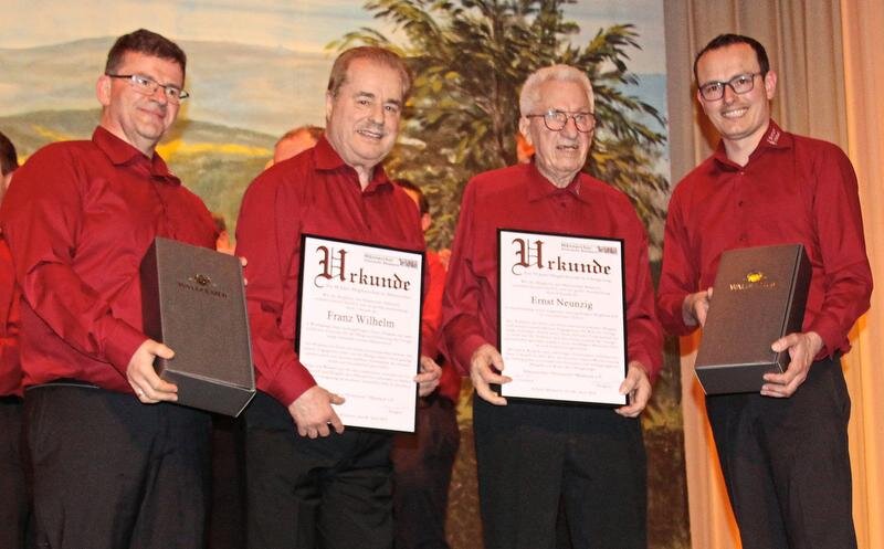 Ehrungen beim Liederabend: Ewald Klumpp, Franz Wilhelm, Ernst Neunzig und Manuel Klumpp (von links). Foto: Peter Meier
